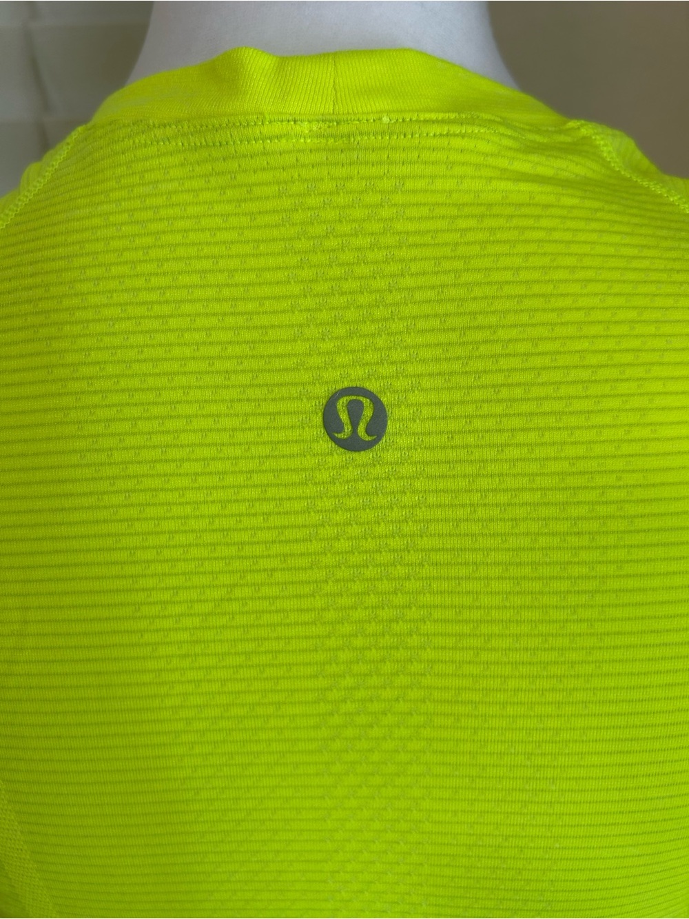 lululemon athletica 🍋 Swiftly Tech 2.0 Neon Yellow Short Sleeve Tee - Picture 4 of 5